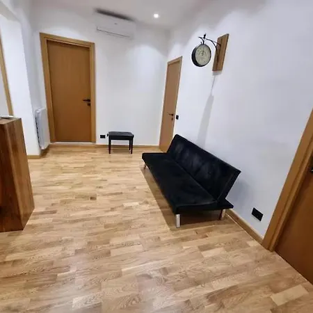 Queen Barbara Genova